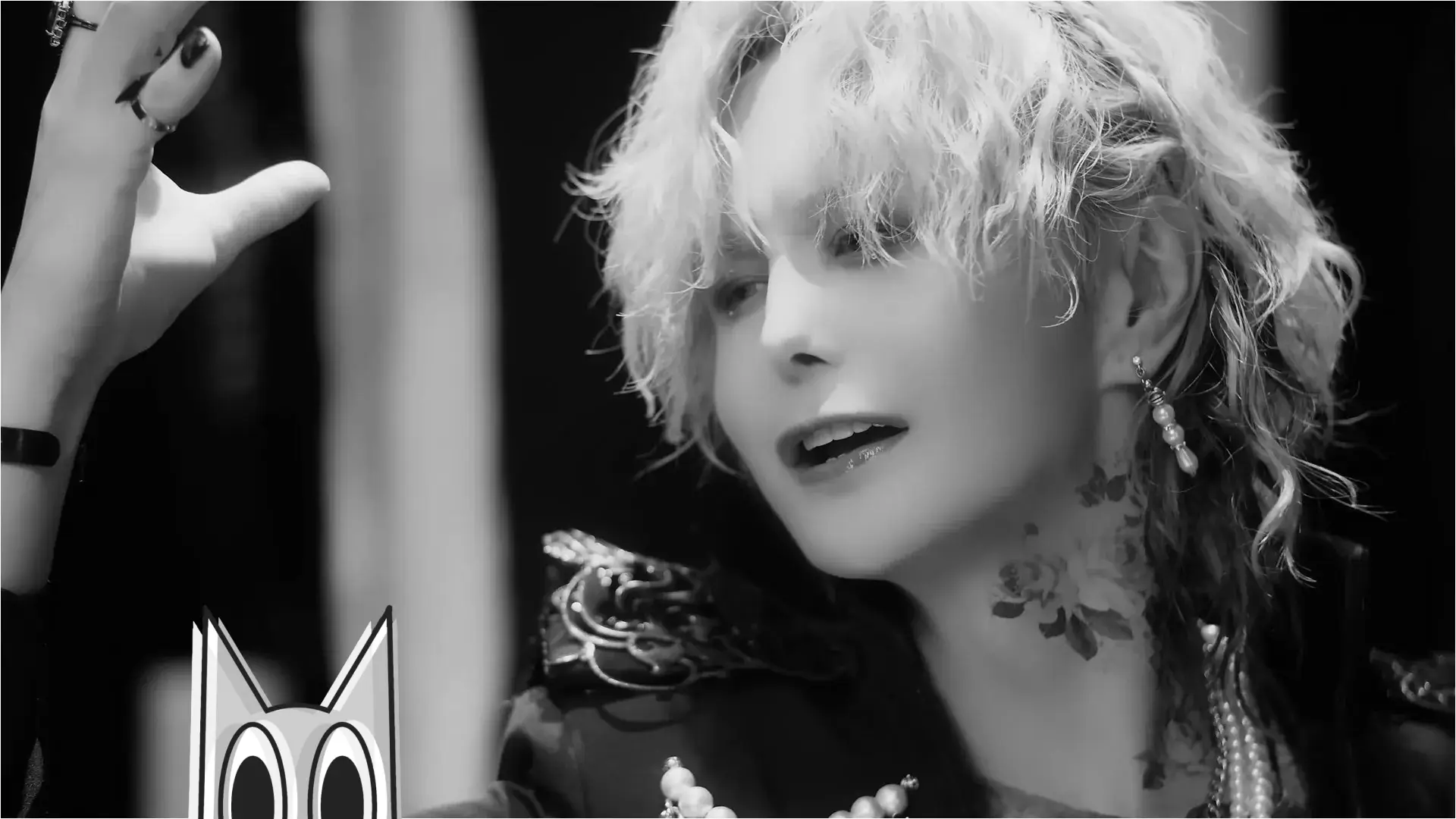 O cantor Luz em uma performance no palco, em uma imagem em preto e branco como homenagem póstuma.