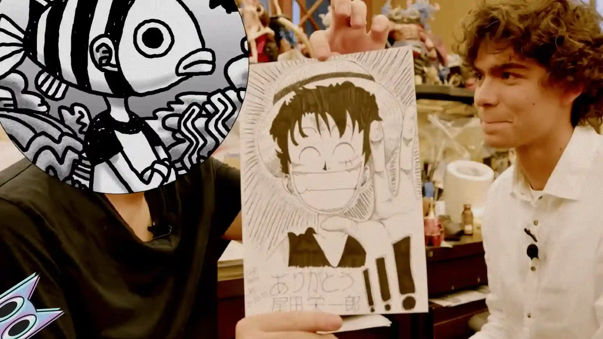 Eiichiro Oda com seu famoso avatar de peixe sobreposto ao rosto, na entrevista com Iñaki Godoy, ator do Luffy, representando seu mistério.