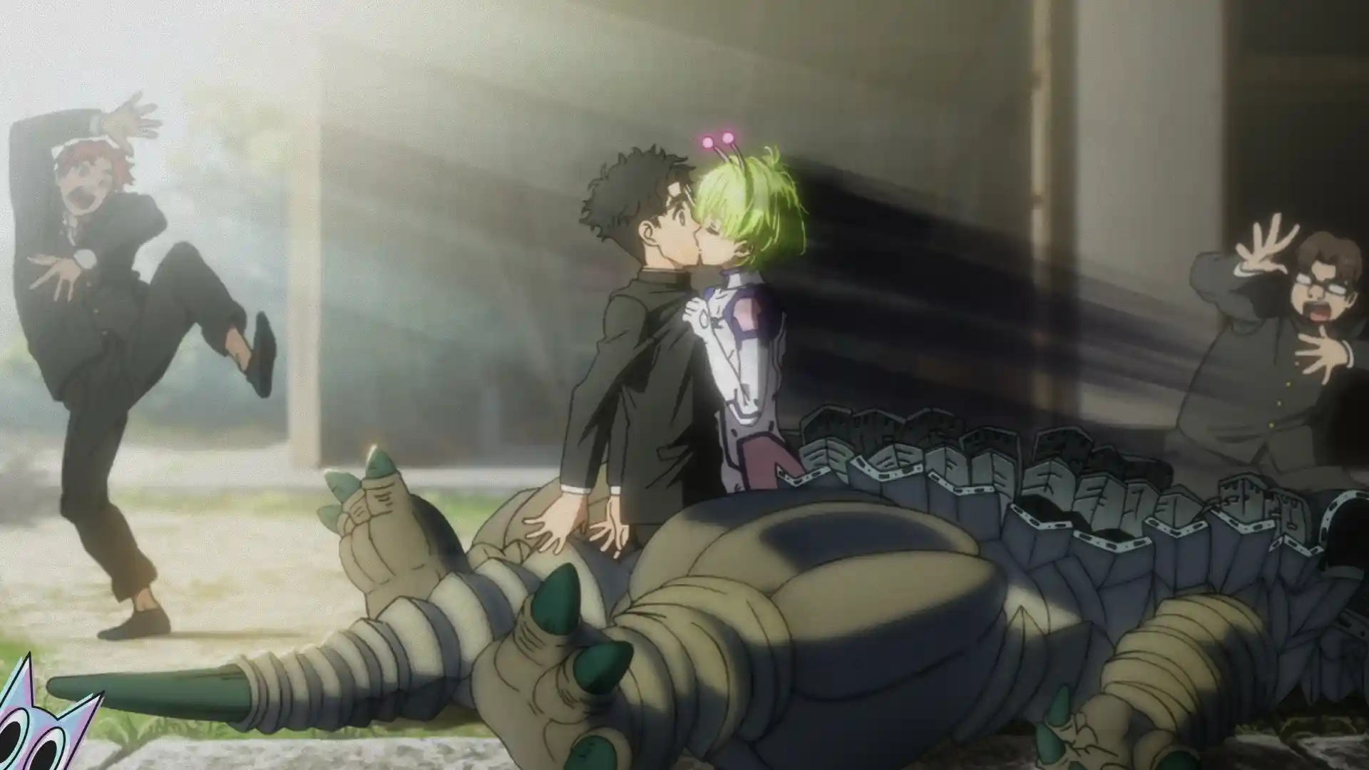 A nova personagem Bamora beijando Okarun, na análise do chocante final da 2ª temporada de Dandadan.