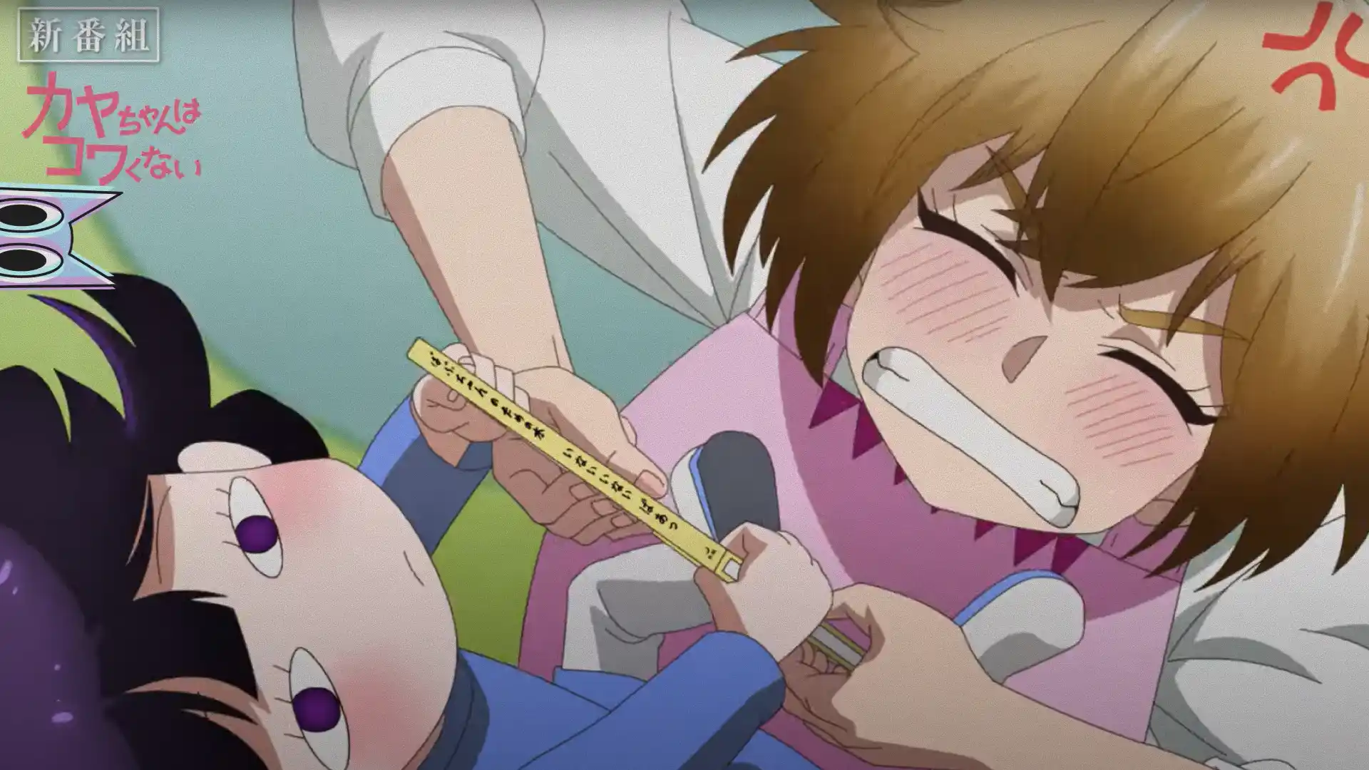 A criatura Kaya-chan, que parece assustadora, mas é fofa, ao lado de sua amiga, em uma arte promocional do anime Kaya-chan Isn't Scary.