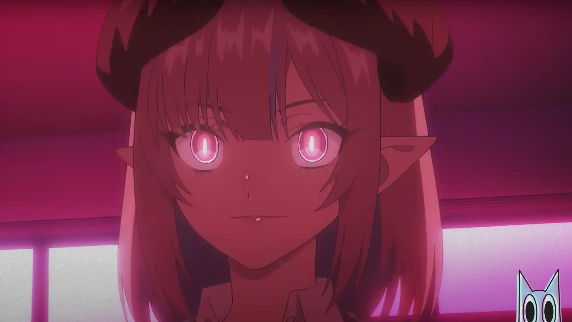 A demônio Kanan com uma expressão severa e seu servo Jomiya a adorando ao fundo, na arte promocional do anime Mistress Kanan.